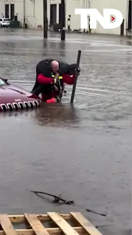 New Jersey police rescue a man trapped in his vehicle after extreme rain floods the streets. 🎥: Fairfield Police Department #fairfield #essexcountynj #newjersey #police #rescue #flood #rain #storm