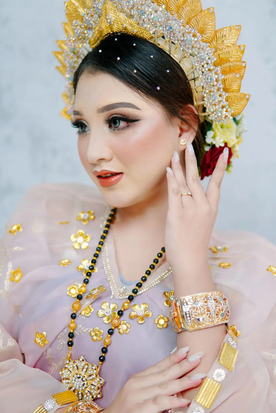 new attire by RA_wedding.galley makeup by @Rini adriani  fg by @budiyatnaprimastudio 