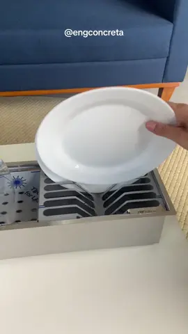Chamado de Canal Organizador, ou Calha Úmida, esse item completa nossa cozinha gourmet. Nada mais é do que um escorredor de louças embutido na bancada, que otimiza espaço. Os módulos para pratos, copos ou talheres se adaptam e a água escorre direto pelo cano. Também tem módulos para detergente e buchinha, você monta como preferir.  Legal né?! Segue a Concreta pra ver instalado 😎 #ugc #ugccreator #calhaumida #canalorganizador #cozinha #fy #engenhariacivil 
