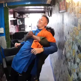 Would you try this INTENSE $2 Indian Head Massage?! 🇮🇳 #india #indianarmy #indiantiktok #mumbai