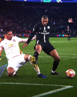 Smalling vs Mbappe🥶 // #manchesterunited #viral #football #edit #aftereffects #4k #brexit #defending 