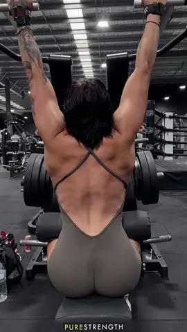 I’m glad mami is back and her back muscles are insane!! 😍😍  #rhearipley #WWE #wweraw 