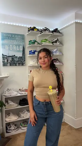 combinar mis starbucks cups con mis sneakers? Yess🥰  #CapCut #fyp #parati #simpleoutfit #fall #sneakers #october3rd #OOTD 