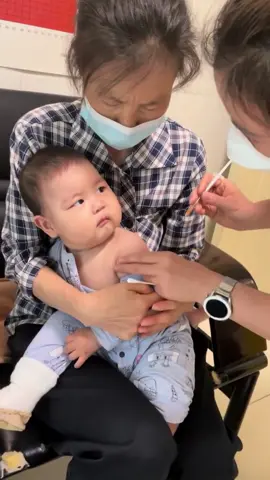 The baby doesn't cry after the injection. Look at his eyes! #funnybaby  #funny  #fyp  #baby  #funny  #foryou  #babytok  #tiktok