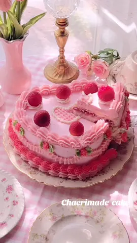 오랜만에 케이크 만드는 틱톡〰️ Strawberry Heart cake🍓 빈티지한 디자인으로 딸기하트케이크 만들었어요! #homebaking #홈베이킹 #baking #cake #cakedecorating #dessert #vintagecake #strawberry #케이크 #케이크만들기 