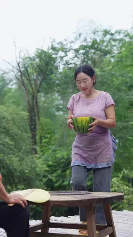 On summer days when I was a child, my grandma shook her fan, held watermelon, and talked about the whole summer amidst the chirping of cicadas; passing by the melon field, she waited for the wind to come and meet the watermelon on time. #沈丹 #乡愁沈丹 #shendan #nostalgiashendan #chinesevillagelife #chineselife #chinesetea #chinesefood #chineseculture #chinesevillage #chinesewomen 