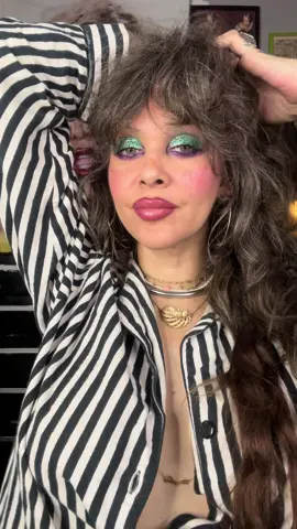 Quick Glitter Eyeshadow. Wolf Out Palette & Tormenta @Hard Candy Psychedelic Sister @urban decay SuperFan Mascara @Smashbox Cosmetics Juicy Watermelon Lip @Lawless Necklace @Silver Lady Vintage Nails @Scandal Beauty Bra Chain @Sheytan #beautyover40 #makeupover40 #easymakeup #makeup #makeuptutorial #quickmakeup #glittereyeshadow 