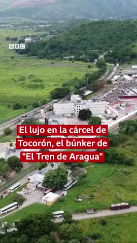Los lujos de Tocorón…
 La cárcel de Tocorón, en Venezuela, fue durante una década la base de operaciones del Tren de Aragua, uno de los grupos criminales más temidos en este país y en América Latina.
 Los miembros de esta banda llegaron a transformar a este centro penitenciario en una especie de parque temático. Los reclusos cumplían sus penas entre restaurantes, piscinas, una discoteca, tiendas con drogas y armas, y hasta un zoológico.
 #BBCMundo #Tocoron #Venezuela #TrenDeAragua #noticiastiktok #lovientiktok 