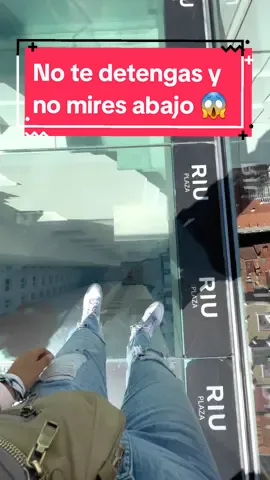 ¡El que tenga miedo a morir que no pague entrada!  Es lo que les sugerimos luego de cruzar este puente de vidrio en el hotel Riu Plaza de España. ¡Esta es la increíble vista que tendrás a 100 metros de altura 🫢 y que solo cuesta 5 euros! OJO. este precio es siempre y cuando entres antes de las 5pm de lunes a viernes. Si vas pasada esa hora, o vas un sábado, domingo o día festivo, prepara esa billetera porque el precio sube a 10 Euros ⚠️ ¿Eres de los valientes que no le tienen miedo a las alturas o de los miedosos que se hacen la pichi, pero igual se sacan fotos para el IG? ¡¡¡Cuéntennos en los comentarios!!! #riuplazaespaña #altura #shrek #notedetengas 