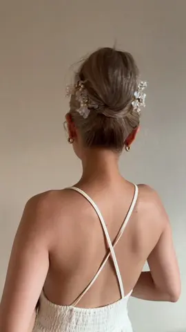 High bun hairstyle #hairinspo #longhairstyles #hairtrend #easyhairstyles #straighthairstyle #updohairstyle #clawclip 