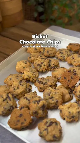 Rupa tak berapa nak emes pemes tapi kerangupan sama macam famous Amos.  BAHAN BAHAN 310g Tepung Gandum 60g  Tepung Jagung 1 sk Baking Powder 1 sk Baking Soda 250g Unsulted Butter 1 biji telor 200g Brown Sugar 1 sk Esen Vanila 1/2 sk Garam 4 sb Minyak Mazolla 350g Chip Choc Bakar 15-20 minit Suhu 160c (ikut sesuai oven) Sumber resepi : CHE NOM #cookies #chocolatechipcookies #biskut #dapurketuhar_mass #resepibiskut #resepimudah #tiktokmalaysia #kudapan #chocolatechip 