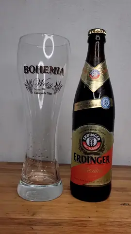 Erdinger Pikantus Weizenbock 🇩🇪 Uma especialidade Bávara. Cerveja escura de sabor forte e complexos devido a utilização de maltes tostados de trigo e cevada com um longo período de maturação.  No copo revela uma coloração âmbar e turva, com uma espuma cremosa e duradoura. Aroma acentuado de cravo, frutas e banana. No sabor um leve malte torrado, café, cravo e banana. Uma cerveja fácil de beber, especialmente nos dias mais frios. Origem: Alemanha Estilo: Weizenbock Teor alcoólico: 7.3% Harmonização: Doces, aves e carnes de caça. Além de combinar com charuto. E você? Conta pra mim se você já provou e o que você achou? #erdinger #alemanha #deutschland #germany #beer #cerveja #breja #weiss #weiß #fy #malte 