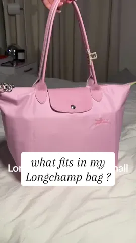 whats inside my Longchamp Le Pliage small recyled shoulder bag 🩷 i would also recommend a purse organizer to help hold its shape #longchamp #longchamplepliage #longchampgirls #longchampbag #pinklongchamp #lepliagesmall #pink #aesthetic #girlygirl #lepliage #lepliagetote #whatsinmybag #pilatesbag #gymbagessentials #gymbag #fyp 
