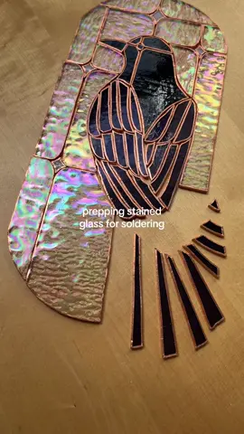 #stainedglassbeginner #stainedglasssoldering #stainedglassdesign #copperfoiling 
