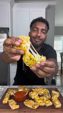 Making my favorite cheesy garlic bread! #garlicbread #appetizer #eatwitzo 