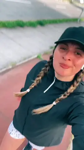 Como dice Brad Pitt en Guerra Mundial Z: “movimiento es vida”, asi que, a chicotear los caracoles para mantener el cuerpo sano y la mente firme ♥️ Y vi muchos mas perritos 🥹 #Running #rungirl #correr #training #happiness #healthy #vida #doggies 