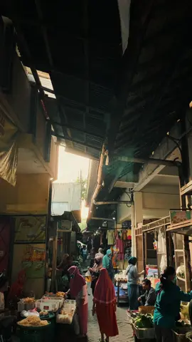Rekam Jejak Vol.2 - Suasana pasar di pagi hari. . . . . . . . #video #astetic #vibes #TikTokImpact #moodvibes #moodmusik #feelings #feel #cinematography #cinematic #videocinematic #ashtetic #solo #surakarta #kotasolo #pagi #pasar #suasana #suasanapasar #pasartradisional #human #humaninterest 