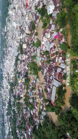 Pantauan dari udara rumah-rumah yang terendam akibat luapan air sungai. Sebagaimana diketahui, Kota Binjai dikelilingi 3 aliran sungai.  📍 Binjai 🎥 @dfive.project • • • Data yang diperoleh dari BPBD Binjai, DAS Bingai dilaporkan tinggi air 430 centimeter dan Mencirim 400 centimeter. Sebanyak 999 kepala keluarga dengan jumlah 3.541 jiwa pada 6 Kelurahan dan 4 kecamatan, terdampak luapan air sungai tersebut.  Berikut uraiannya: 1. Kecamatan Binjai Selatan  A. Kelurahan Rambung Timur  Total 153 KK = 172 Jiwa a. Lingkungan I = 77 KK b. Lingkungan IV = 76 KK B. Kelurahan Rambung Dalam  Total 35 KK = 125 Jiwa a. Lingkungan II = 20 KK b. Lingkungan VI = 6 KK c. Lingkungan VII = 9 KK 2. Kecamatan Binjai Kota  A. Kelurahan Setia Total 443 KK = 1772 Jiwa a. Lingkungan II = 7 KK b. Lingkungan IV = 200 KK c. Lingkungan  V = 138 KK d. Lingkungan VI = 98 KK B. Kelurahan Tangsi Total 19 KK = 76 Jiwa a. Lingkungan IV = 19 KK 3. Kecamatan Binjai Timur A. Kelurahan Mencirim Total 329 KK = 1316 Jiwa a. Lingkungan I = 153 KK b. Lingkungan II = 118 KK c. Lingkungan IV = 23 KK d. Lingkungan V = 3 KK e. Lingkungan VI = 17 KK f. Lingkungan VII = 10  KK g. Lingkungan IX = 5 Kk 4. Kecamatan Binjai Utara A. Kelurahan Kebun Lada Total 20 KK = 80 Jiwa a. Lingkungan V = 20 KK #info #drone #binjai #kotabinjai #binjaikotaku #banjir #binjaieksis #binjaihits #medan #seputarbinjai #sumut 