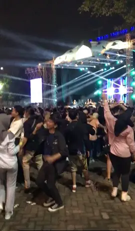 mas&mba nya asik banget, bikin iri aja 😂 #konser #konsermusik #tipeX #konserjakarta #fyp #music #viral 