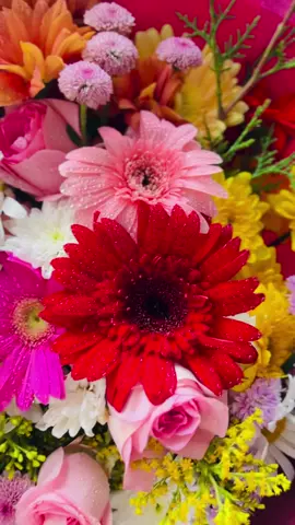 Gift and Flowers +94 0704 370 357 • • • #bridal #bouquet #gifts #red #redroses #redrosesbouquet #officedecor  #funeralflowers  #freshflowers #freshflowerarrangement #flowers #Kalutara #aluthgama #Matugama #emiiroseflowersandgifts #SriLanka