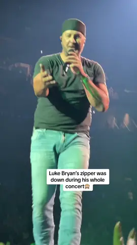 Luke Bryan stopped his concert because the girl in front of me was pointing and signaling to his zipper🙈 I freaking love him #LukeBryan #countryontour2023 #orlandoflorida #stoppedconcert #sofunny #zipperdown 