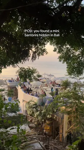 Will never get over this view 🌿🌅🇬🇷 #bali #visitbali #explorebali #balitips #binginbeach #rooftopbar 