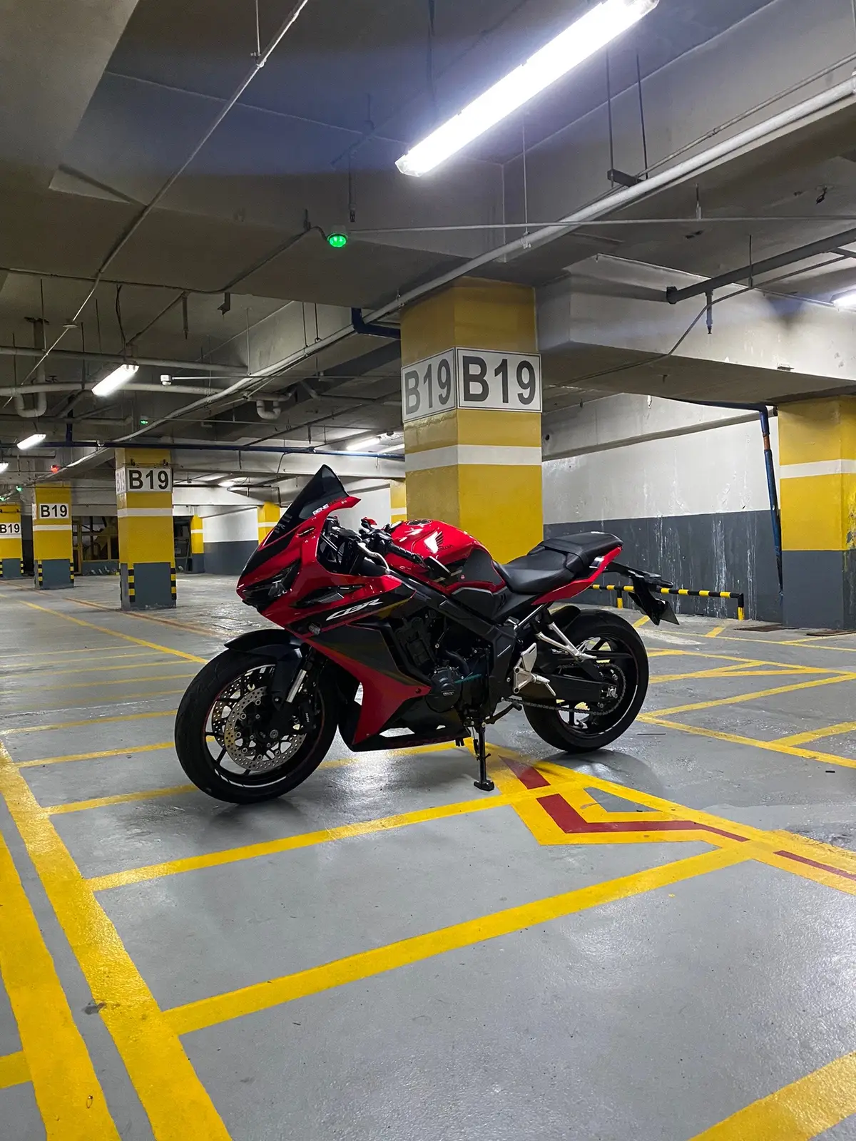 pictorial sa parking HAHA #honda #hondacbr650r #hondacbr650rph #cbr650rphilippines #bigbikephilippines #bikelife #biketok #fypage #fyppppppppppppppppppppppp #bigbikeph #fypシ #fyp #gwapo #parking