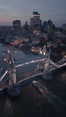 🇬🇧A mesmerizing perspective of London's iconic Tower Bridge from the skies above❤️ #london #londra #londoncity #exploringlondon #exploringtheworld #wonderfuldestinations #towerbridge #bigben #westminster #londonfirsty 