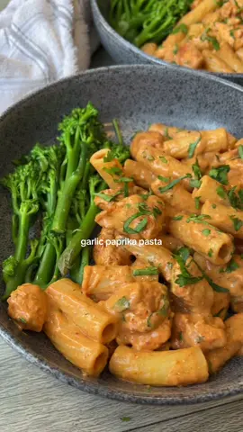 smoked paprika garlic pasta 😮‍💨 this quick and easy pasta recipe is one I have on rotation when I need something BANGING & fast before I’m hangry 🤣💗  less than 460 calories per portion & 42.4g protein ✅ Hit SAVE for your next dinner 📌 Ingredients (serves 2):  200g chicken breast diced  Smoked paprika Salt  Pepper  120g dry pasta  1.5 tsp garlic puree  Tsp tomato puree  Tbsp lemon juice  100ml single light cream - elmea  Crumbled chicken stock cube 10g parmesan  Chopped handful of parsley  💗Season the chicken well with 1.5 tsp smoked paprika, salt and pepper to taste. Rub in well before adding to a frying pan. Once cooked, remove from the pan.  💗Bring the pasta to boil in a salted pan of water.  💗In the frying pan, add the garlic, tomato puree, salt and pepper to taste, lemon juice, mix well and add the cream. Combine then add a tsp of smoked paprika.  💗Add 80ml water, the crumbled chicken stock cube, parmesan and return the chicken to the pan for a few minutes before combining the pasta and 3/4 of the chopped parsley.  💗Serve with the remaining parsley on top.  Calories per portion: 459 | Protein: 42.4g | Fat: 9.5g | Carbs: 49.7g  • • ————  #pastarecipe  #lowcaloriemeals  #mealideasforweightloss #highproteinrecipes #caloriedeficitmeals 