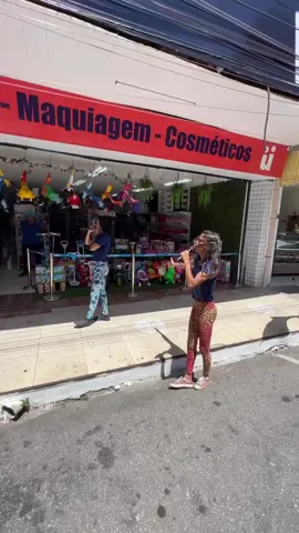 mulher ficou rindo de mim 😂😂😂. #dança #frentedeloja #humo #viralvideo #humortiktok #diadascriças #diadia #locutor_frente_de_loja #viraal 