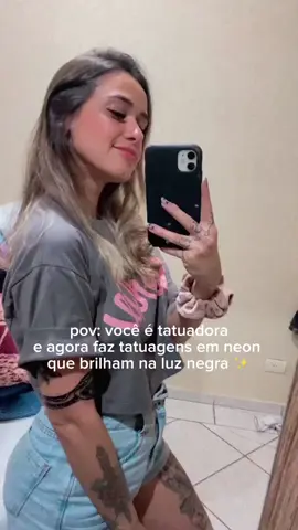 TATTOO UV INK✨ Você ja ouviu falar da Tatuagem que brilha no escuro? Pois é real, eu comprei as tintas no exterior e trouxe para o Brasil, e hoje sou uma das poucas tatuadoras no país, que possuem essas tintas, inclusive o kit completo! Se vc gosta de uma tattoo diferentona e fina, essa é pra vc💕 #tattoouv #tattoouvink #tattooneon #luznegra #tatuadorasbrasileiras 
