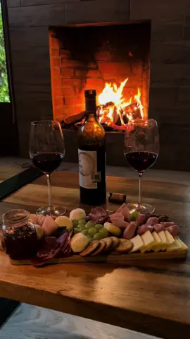 Un vino tinto, junto a el amor de tu vida lo puede todo. 🍷