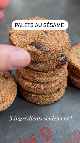 🌟PALETS AU SÉSAME  3 ingrédients seulement pour réaliser cette recette ! Ces petits palets sont délicieux, croustillants à l’extérieur et fondants à l’intérieur. Ils sont IG BAS, sains et gourmands. ❌ sans gluten  ❌ sans lactose  ❌ sans beurre  ❌ sans œufs  ❌ sans farine  ✅ vegan  ✅ IG BAS Pour 9 palets: * 2 bananes * un filet de miel d’acacia (optionnel) * 150g de sésame complet  * quelques pépites de chocolat noir @koro_fr  1) Couper les bananes en rondelles. Les mixer avec le miel en purée liquide. La verser dans un saladier. 2) Rajouter les graines de sésame petit à petit jusqu’à obtenir une consistance « qui tient » (la quantité de graines sera à adapter selon la taille des bananes). Terminer avec les pépites de chocolat. 4) Utiliser un emporte-pièce rond pour former vos palets. Enfourner 25 min à 180 degrés. 5) Laisser refroidir avant de déguster. Se conservent très bien dans une boîte en métal. 👉 qui va tester cette recette ?? 🙏 Si ce post t’a plu, like, commente, partage en story et bien sûr, abonne-toi ❤️ #sésame #sesameseeds #palets #gâteaux #gateauxhealthy #recettesaine #recettesansgluten #igbas #vegan #recettevegan #collationsaine #mangerhealthy #ideegouter 