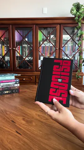 Três universos muito diferentes, mas igualmente perturbadores.. #ocolecionador #psicose #asbruxasdebassrock #batesmotel #darksidebooks #historiasdeterror #colecaodelivros #BookTok