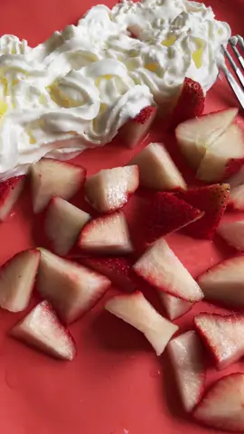 The inside of my strawbeerries are white. #whitestrawberries 