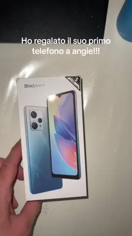 Like per la reazione di angie al suo primo telefono