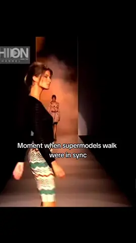 I swear they don't make runway like this anymore #giselebundchen #naomicampbell #eugeniavolodina #yasmeenghauri 