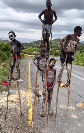 this ritual symbolises the transition from boyhood to manhood 🇪🇹 located in the omo valley in ethiopia, the banna tribe are known for their use of stilts as a part of their cultural tradition. during this ceremony, the young boys must stand on silts and jump over a line of freshly cut sticks on the ground below them.  hit the link in bio to explore more cultural traditions around the world    #tribaltraditions #bannatribes #ethiopiantiktok #ethiopia #omovalley #culturaltradition #indigenoustribe #indigenous #LearnOnTikTok 