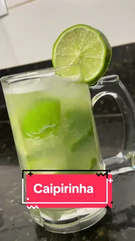 Aquela caipirinha que não tem erro! #receitas #drink #receitasimples  2 limões 3 colheres de chá de açúcar  1 dose de cachaça ou vodka  Bastante gelo 