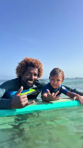⚠️ For parents ONLY. After more than four months of travel, I am finally back at home. I spent the summer in Brazil with @nicole_and_the_monteiros, but when they returned to Sal island, I went to the Red Sea first, then to Mauritius. It’s difficult to spend time away from my sons for so long, but.. it’s amazing to watch how they grow when I came back home. I still remember the first wave of Michael and Matthew. This time it’s our 2-year-old Malakai’s turn. The video quality it’s not fantastic but I’m so excited to share this special moment with you, parents and not. #surfingkids #surfingfamily #salisland #capeverdeislands #mitumonteiro #monteiros #themonteiros 