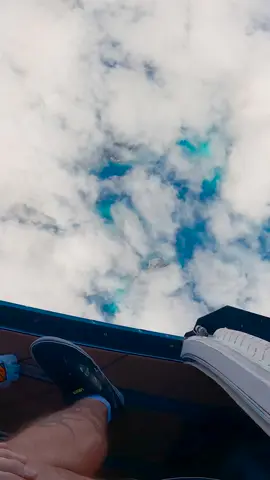 Así es como un profesional de #Skydiving vive la inmensidad del azul en #LosRoques 🇻🇪 Volando mientras controla el paracaidas en todo momento y disfruta de este paraiso con intensidad, con adrenalina y pasión, como lo hace nuestro atleta Claudio Cagnasso 🪂 ¿Te atreverías a hacerlo? 😎🔥 #skydiving #Venezuela #fyp #clockscoldplay 