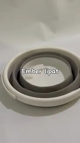 Ember yang bisa dilipat, terdapat lubang gantungan dan gagang pegangan. Cocok digunakan mencuci kendaraan, mencuci buah dan sayur bahkan untuk keperluan rumah tangga lainnya #ember #emberlipat #emberlipatserbaguna #emberlipatmultifungsi #emberlipatportable #emberlipatmancing #emberlipatunik #emberlipatsilikon5liter #emberlipatsilikon10liter #embermurah #Ember 