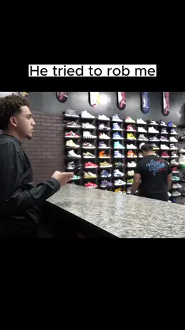 He tried to rob me #foryou  #sneakers  #sneakerheads  #trending  #ramitheicon  #viralvideo  #yeezy  #jordan #nike  #fypシ゚viral