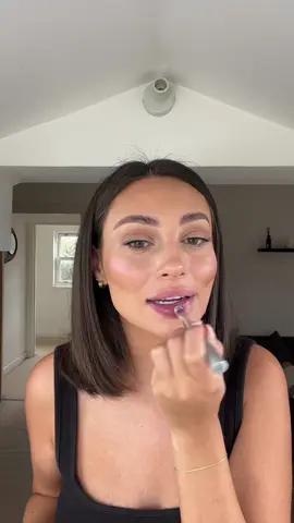 If you hate the feel of lipstick this balm is the one  #cliniqueblackhoney #lipcombo #nomakeupmakeup 