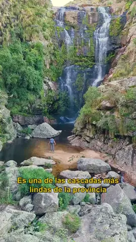 Cascada Mayor Villa Benegas Valle de Traslasierra Córdoba ♥️ Argentina.  🎬 @hoynoduermoencasa    Una sorprendente cascada en forma de cortina, con más de 20 mts de altura, en una profunda Quebrada en el faldeo de las Sierras Grandes.    La Cascada Mayor del Arroyo Puesto de Pérez, es una de las siete cascadas, que el arroyo presenta en ese segmento de su recorrido. El acceso a la misma, parte desde un desvío en el Camino del Peregrino -Rp14-.   La caminata para llegar a ella tiene un descenso pronunciado, -por momentos peligroso- de dificultad media.   Guarda este post y compartirlo con tus compañeros de aventuras.  🌿 Aprecia y Preserva el Entorno Natural.  💧 Respeta y Cuida Los Cursos de Agua. ♻️ Minimiza tu Impacto Ambiental. 🚮 La Basura siempre donde corresponde. 🔥 Fuego sólo en lugares habilitados.   👉  @conoce_traslasierra 🔴 Página independiente de difusión de Traslasierra, Sierras Grandes y Región Noroeste de Córdoba ♥️ Argentina. De @sa.tap.ph  #conocétraslasierra #conoce_traslasierra #traslasierras #visitecordoba #traslasierracordoba #traslasierra #cordobaargentina #córdobaargentina #argentina #cordobaarg #altascumbres #sierrasdecordobaarg #sierrasdecordobaargentina #sierrasdecórdoba #sierrasdecordoba #valledetraslasierra #villabenegas #cascadamayor #cascadamayorarroyopuestodeperez #arroyopuestodeperez #caminodelperegrino