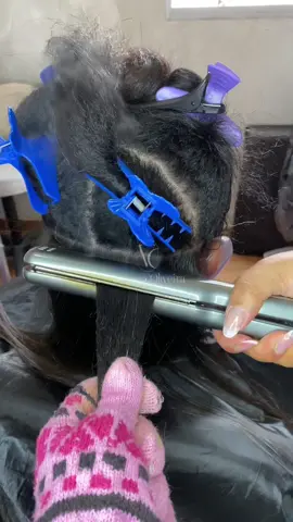 A melhor chapinha para profissionais! Os resultados são incríveis  Liso 100% em cabelo crespo #lisoemcabelocrespo #lissextreme #cabeleireira 