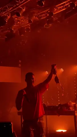 my favorite man held my bra, i can die in peace 😇 #aronpiper #aronpiperedit #aronpipervideos #concert 