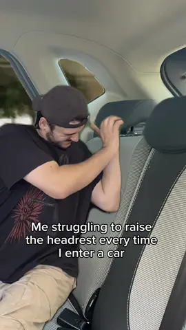 The shoulder technique is the most effective 😂                                               #fyp #foryoupage #humor #relatable #meme #car #headrest #childhood #childhoodmemories 