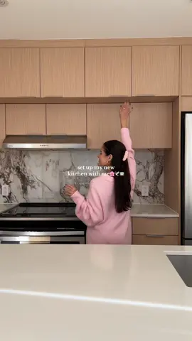 set up my kitchen with me🩷 So obsessed🥹 #kitchen #homedecor #pinkaesthetic #kitchenorganization #kitchendesign #cleangirlaesthetic #aesthetichome 