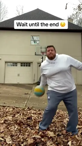 Wow 🔥 (via @BJ) #basketball #trickshot #skill #funny #jumpscare 